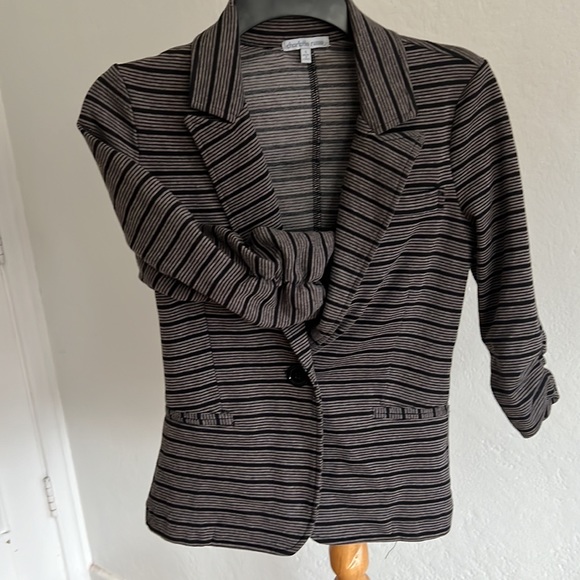 Stylish striped Charlotte Russe blazer with a gathered cuff - Picture 4 of 5